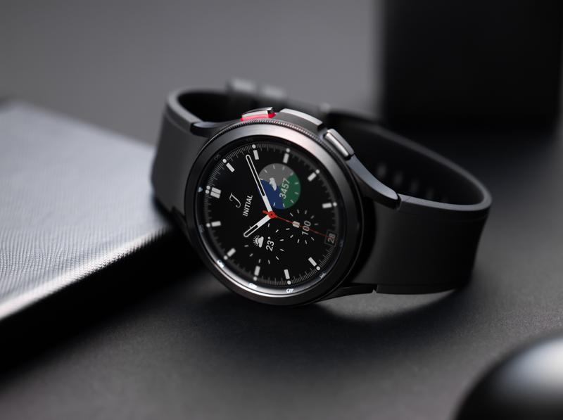 003_galaxywatch4classic_black.jpg