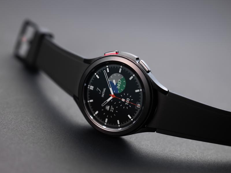 001_galaxywatch4classic_black.jpg